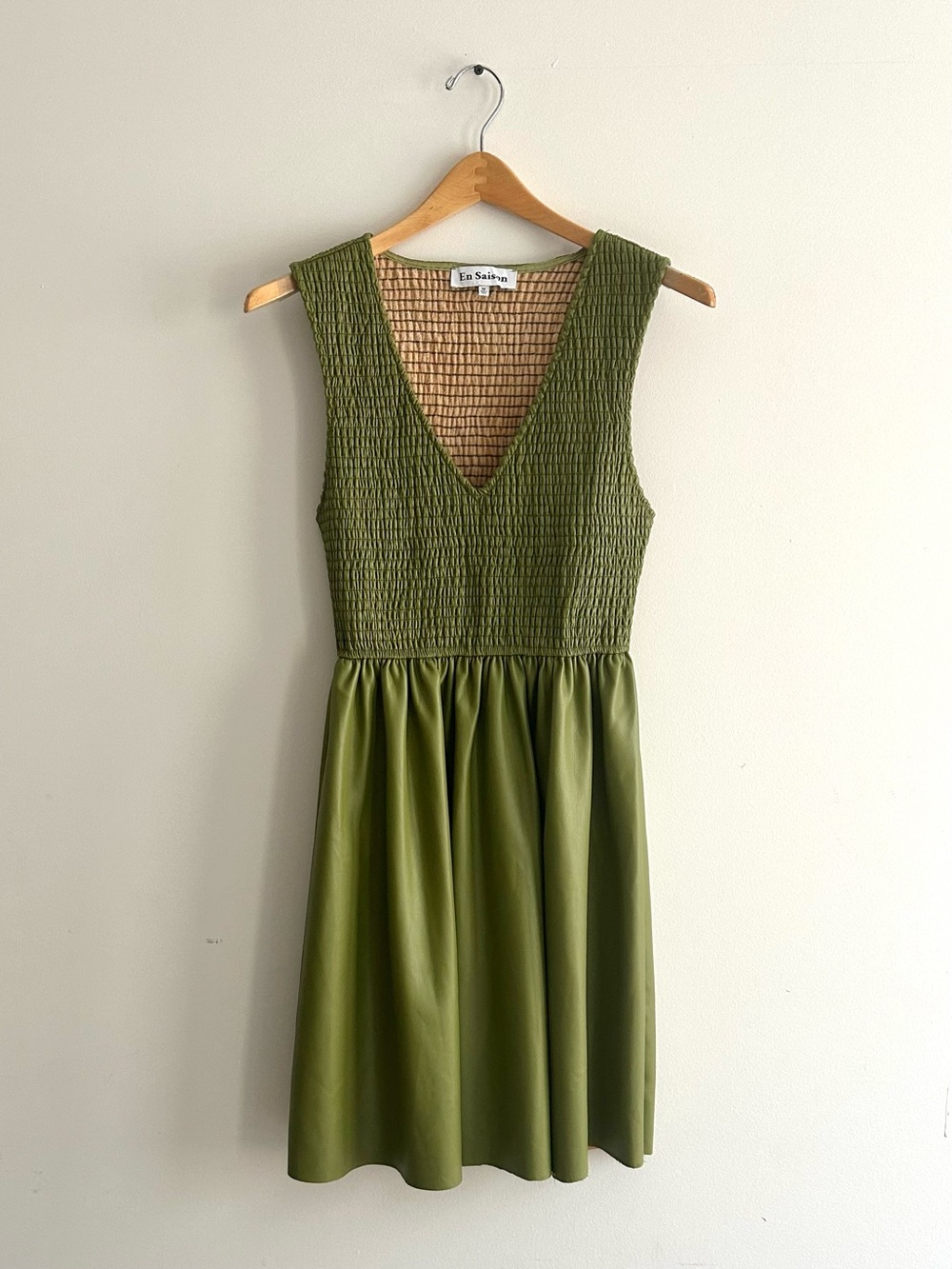 NWOT EN SAISON V-neck smocked midi dress MEDIUM